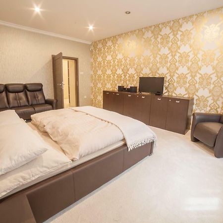 Spacious Apartment In City Center Bratislava Exterior photo