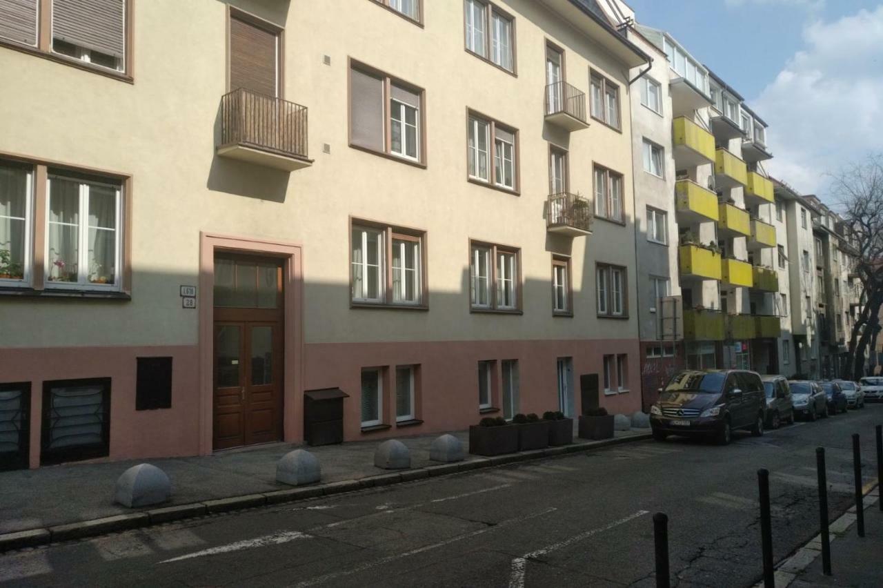 Spacious Apartment In City Center Bratislava Exterior photo